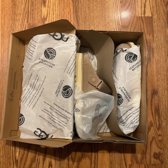 Brand New With Tags & Original Box UGG Women's Goldenstar Slingback Clog Flats - Picture 3 of 9